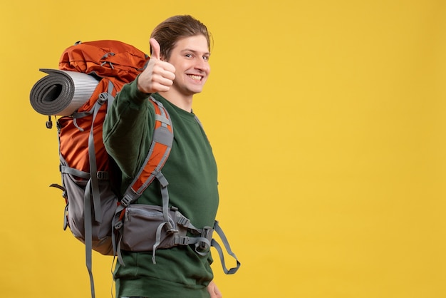 Vista frontal de los hombres jóvenes con mochila preparándose para el senderismo