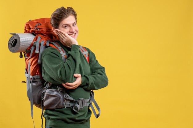 Vista frontal de los hombres jóvenes con mochila preparándose para el senderismo