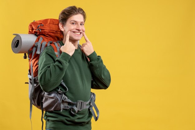 Vista frontal de los hombres jóvenes con mochila preparándose para el senderismo