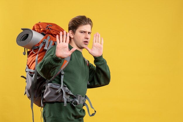 Vista frontal de los hombres jóvenes con mochila preparándose para el senderismo