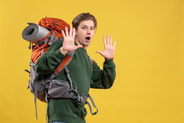 Vista frontal de los hombres jóvenes con mochila preparándose para el senderismo