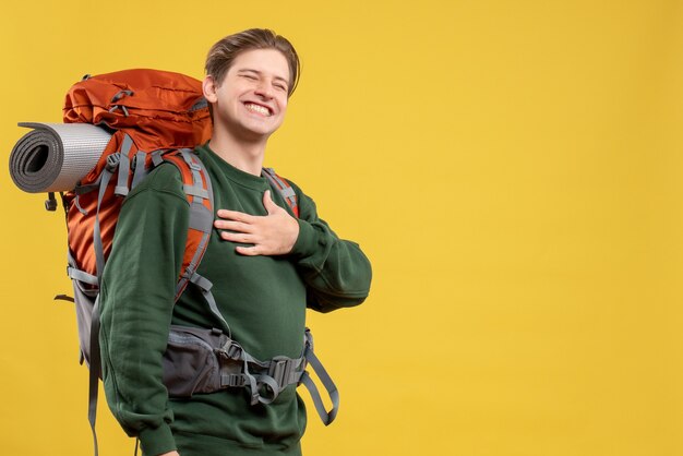 Vista frontal de los hombres jóvenes con mochila preparándose para el senderismo