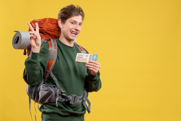 Vista frontal de los hombres jóvenes preparándose para el senderismo con billete