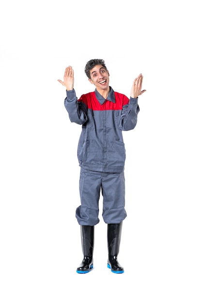 Vista frontal de los hombres jóvenes en uniforme especial sobre fondo blanco, trabajador de la construcción, modelo de trabajo de construcción, constructor de arquitectura