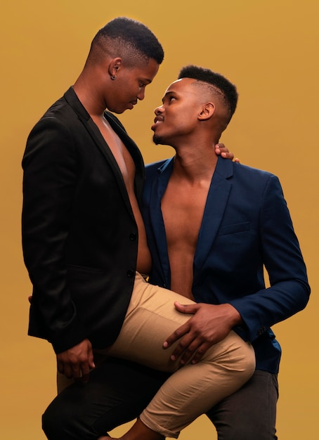 Foto gratuita vista frontal hombres negros gay posando