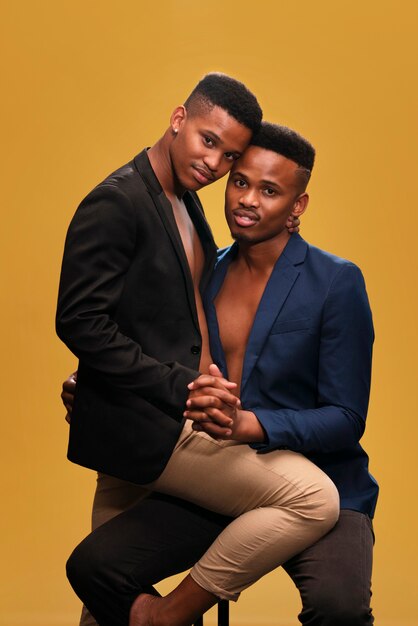 Vista frontal hombres negros gay posando