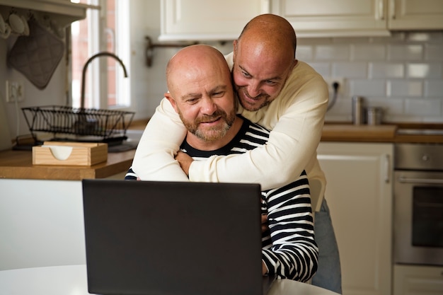 Foto gratuita vista frontal de hombres sonrientes con laptop