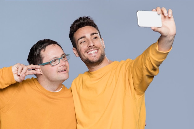 Vista frontal hombres tomando una selfie juntos