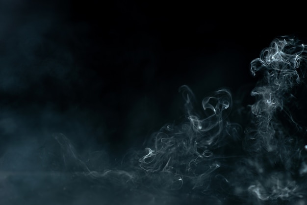 Foto gratuita vista frontal del humo blanco de la vela sin fuego en la pared oscura