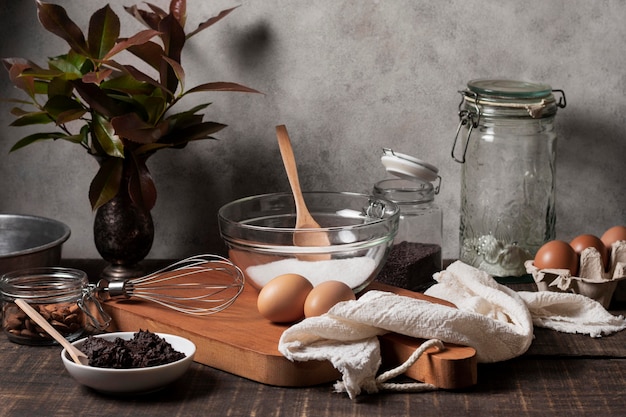 Vista frontal de los ingredientes de la torta en la mesa