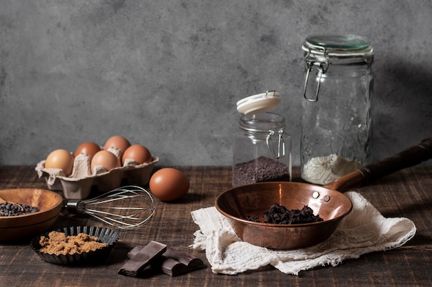 Vista frontal de los ingredientes de la torta en la mesa