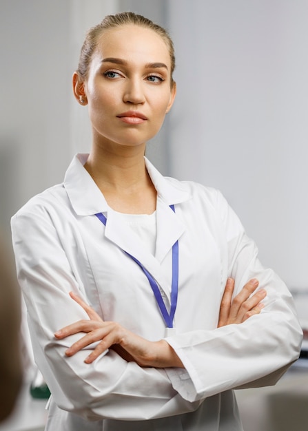 Vista frontal de la investigadora en bata de laboratorio