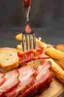 Foto gratuita vista frontal de jamón fresco en rodajas con rebanadas de pan y bollos en un bocadillo de color oscuro comida carne de cerdo
