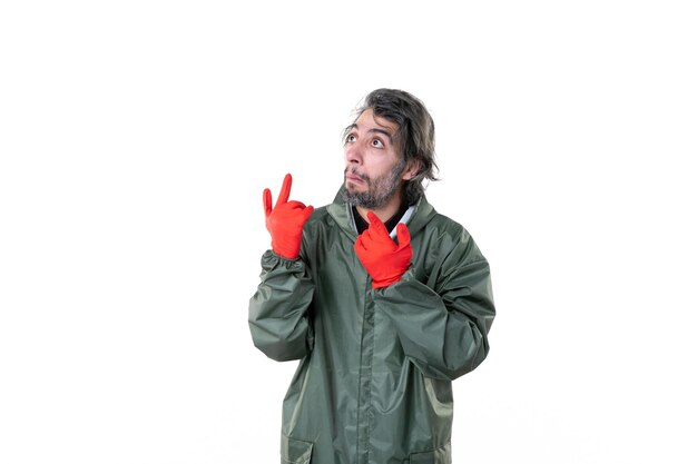 Vista frontal jardinero masculino en guantes rojos y abrigo sobre un fondo blanco hombre suelo flor planta trabajo jardín árbol trabajo hierba arbusto