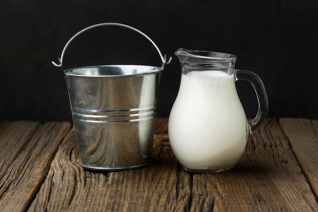Vista frontal jarra de leche orgánica lista para ser servida