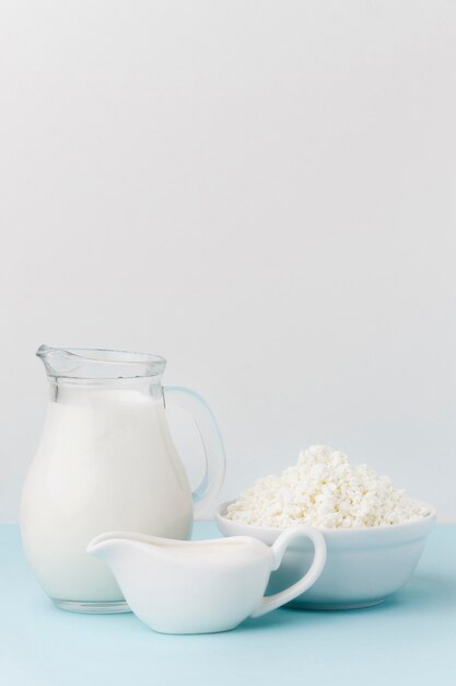 Vista frontal jarra de leche con requesón orgánico