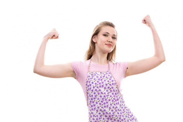 Una vista frontal joven ama de casa hermosa en camisa rosa colorida capa feliz sonriendo flexionando