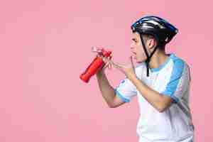 Foto gratuita vista frontal joven atleta en ropa deportiva con casco