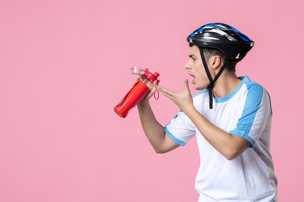 Vista frontal joven atleta en ropa deportiva con casco