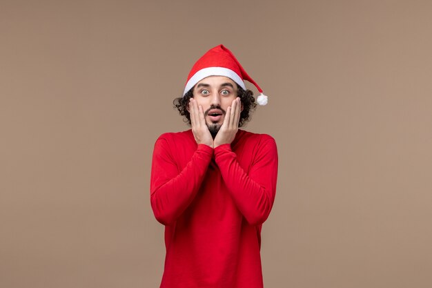 Vista frontal joven con cara emocionada en escritorio marrón vacaciones de emociones navideñas