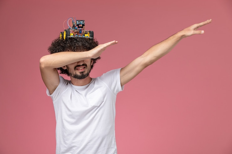Foto gratuito vista frontal joven dabbing con robot electrónico