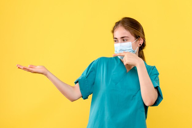 Vista frontal de la joven doctora sonriendo