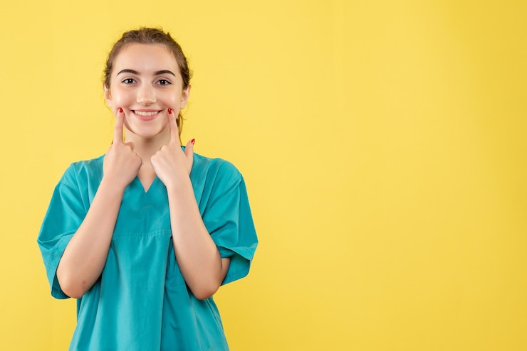 Foto gratuito vista frontal de la joven doctora en traje médico en la pared amarilla