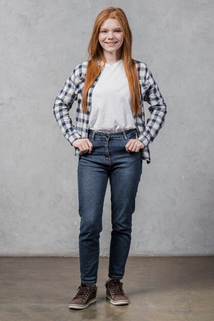 Vista frontal joven encantadora mujer sonriendo