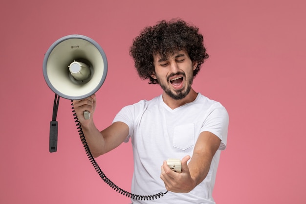 Foto gratuita vista frontal joven enojado con micrófono de mano