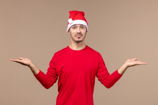 Vista frontal joven con expresión emocionada en el escritorio marrón vacaciones de emociones de Navidad