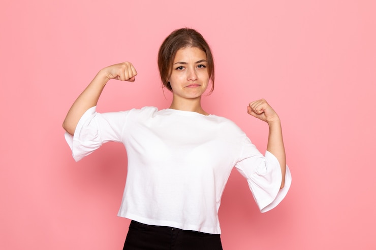 Foto gratuito una vista frontal joven hermosa mujer en camisa blanca flexionando
