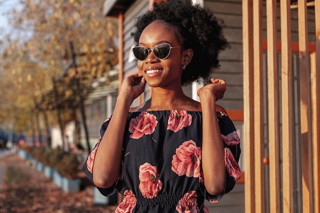 Vista frontal joven hermosa mujer sonriendo