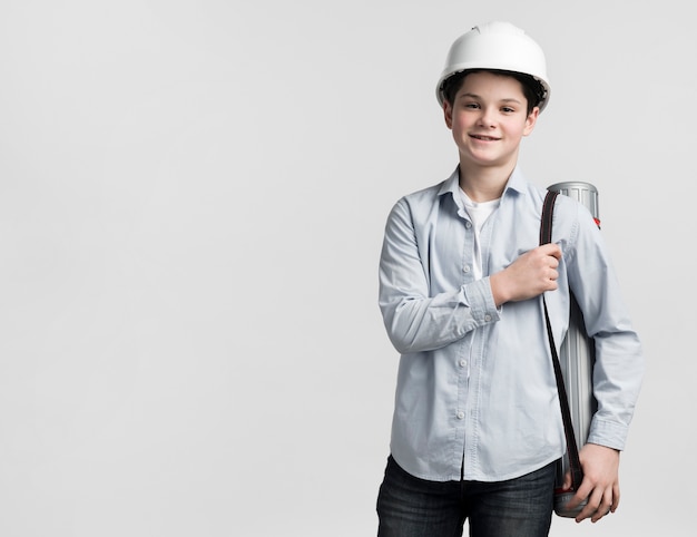 Vista frontal joven ingeniero con espacio de copia