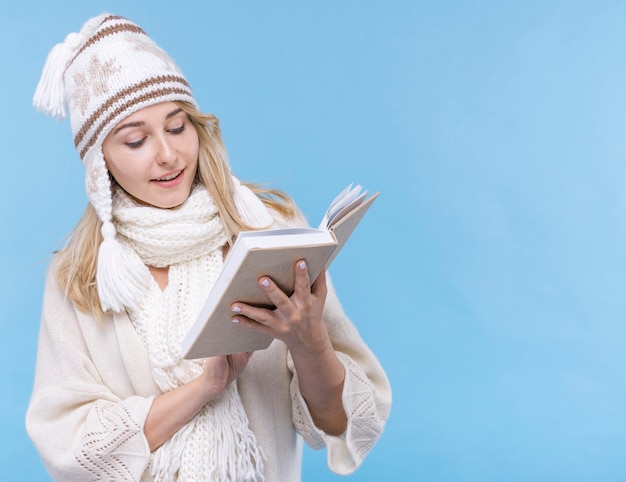 Vista frontal joven leyendo un libro