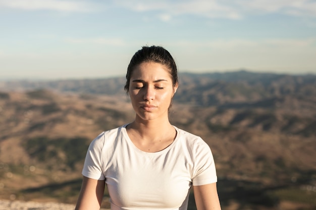 Vista frontal joven meditación femenina