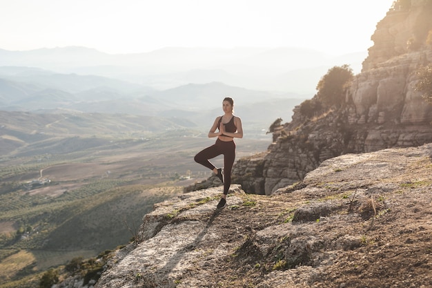 Vista frontal joven meditando