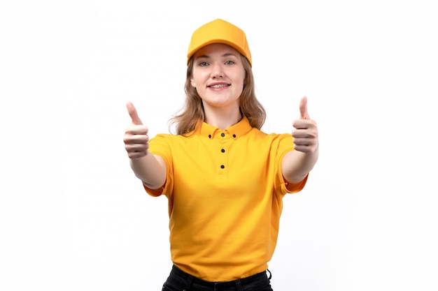 Una vista frontal joven mensajero trabajadora del servicio de entrega de alimentos sonriendo mostrando como signos en blanco