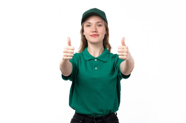 Una vista frontal joven mensajero en uniforme verde sonriendo mostrando como signos