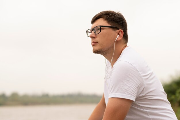 Vista frontal de un joven mirando a otro lado