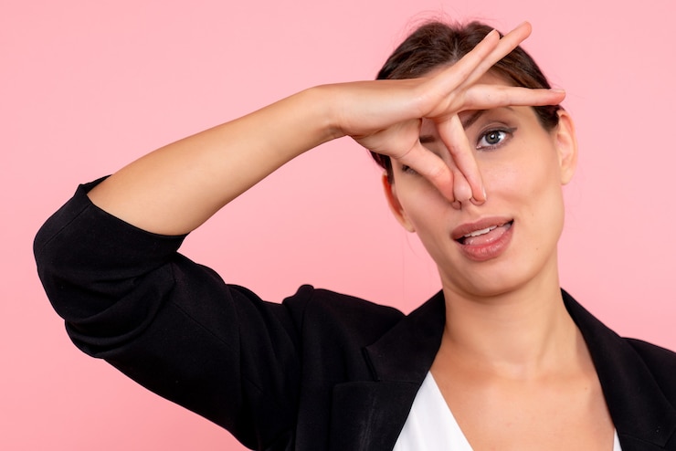 Foto gratuito vista frontal joven mujer bonita cerrando la nariz sobre fondo rosa