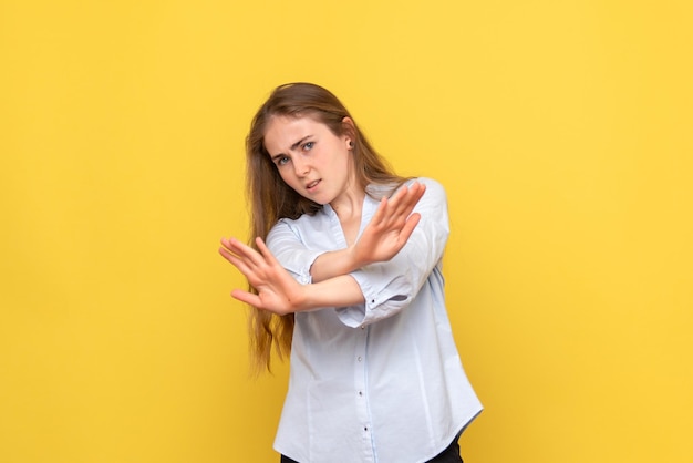 Foto gratuita vista frontal de la joven mujer disgustada