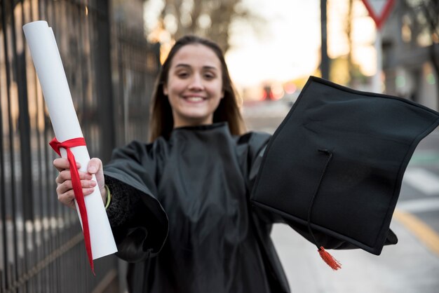 Vista frontal joven mujer graduándose