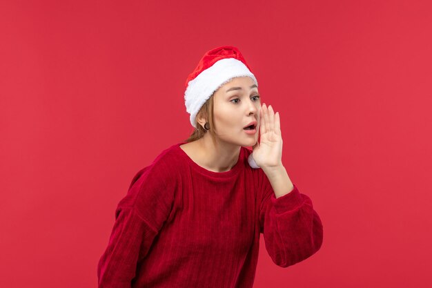 Vista frontal joven mujer llamando a alguien, vacaciones de navidad roja