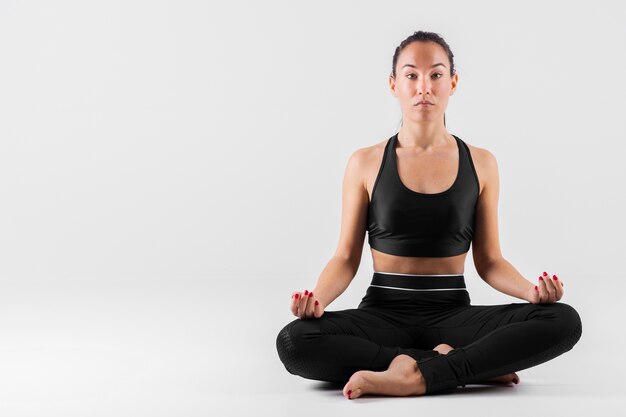 Vista frontal joven mujer meditando