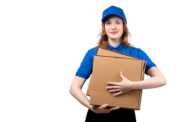 Una vista frontal joven mujer mensajero trabajadora del servicio de entrega de alimentos con paquetes de entrega sobre fondo blanco servicio uniforme entrega de trabajo