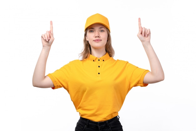 Foto gratuita una vista frontal joven mujer mensajero trabajadora del servicio de entrega de alimentos sonriendo con los dedos levantados en blanco