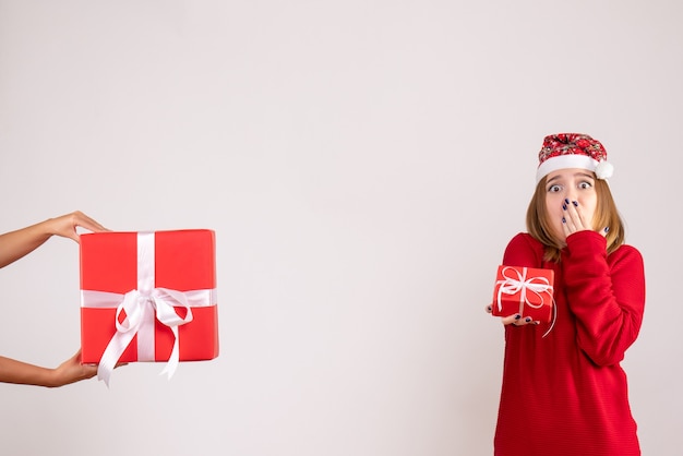 Vista frontal joven mujer recibiendo otro regalo de Navidad de mujer