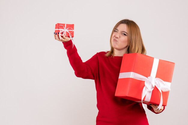 Vista frontal joven mujer con regalos de Navidad