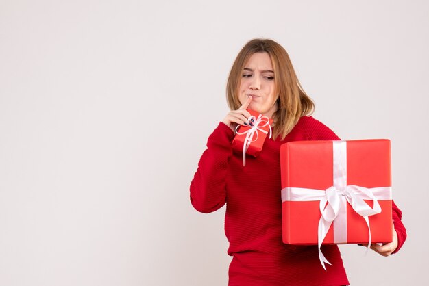 Vista frontal joven mujer con regalos de Navidad