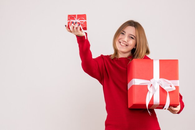 Vista frontal joven mujer con regalos de Navidad